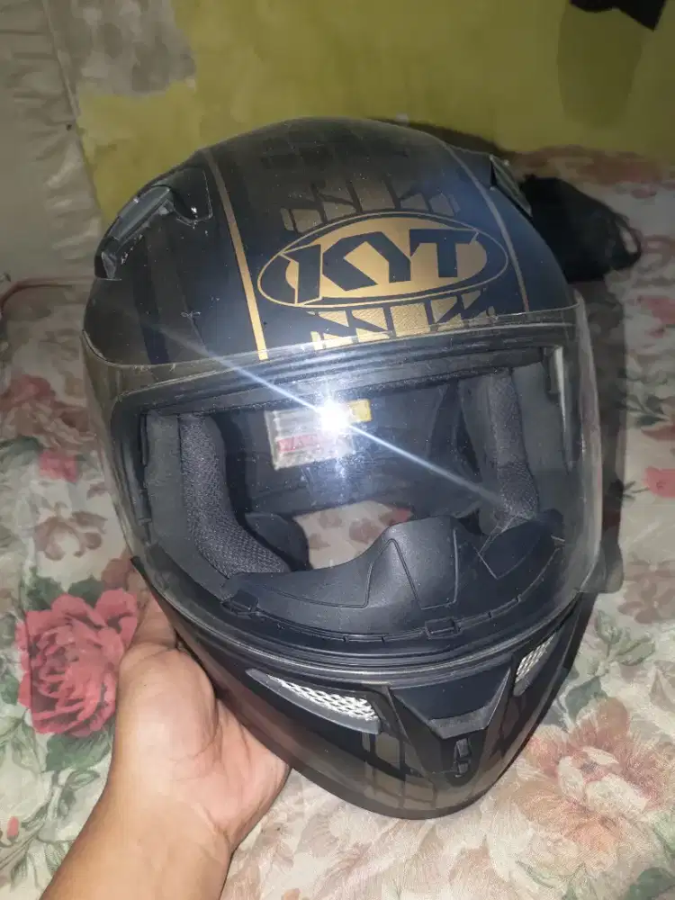 Helm KYT di jual