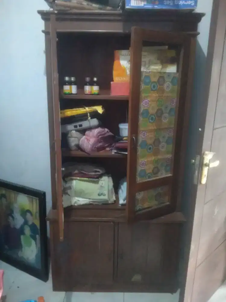 Lemari kayu plus kaca