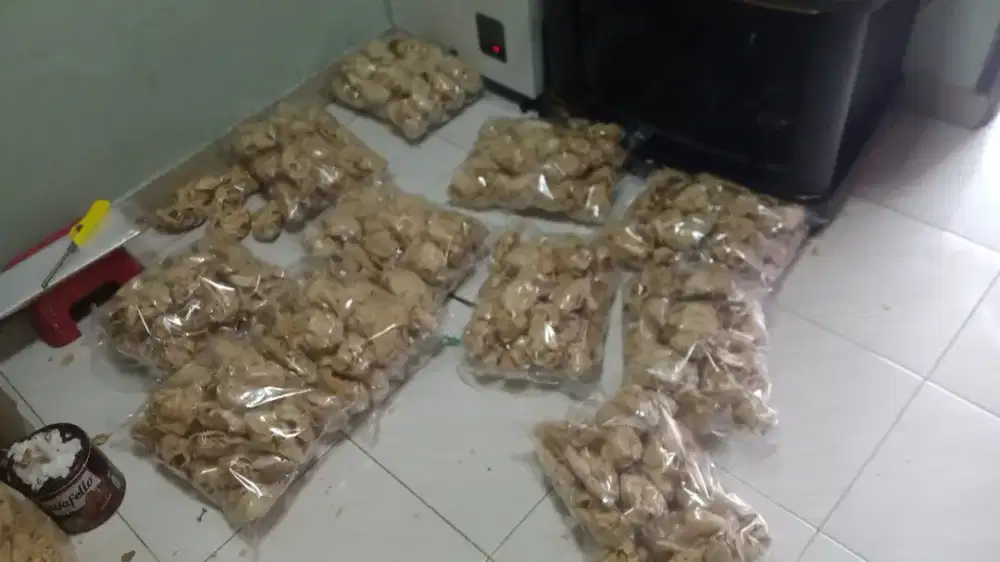 Kurir kerupuk ke warung