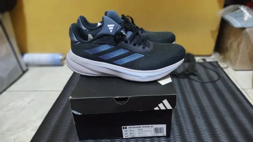 Adidas size 44 / 28 cm
