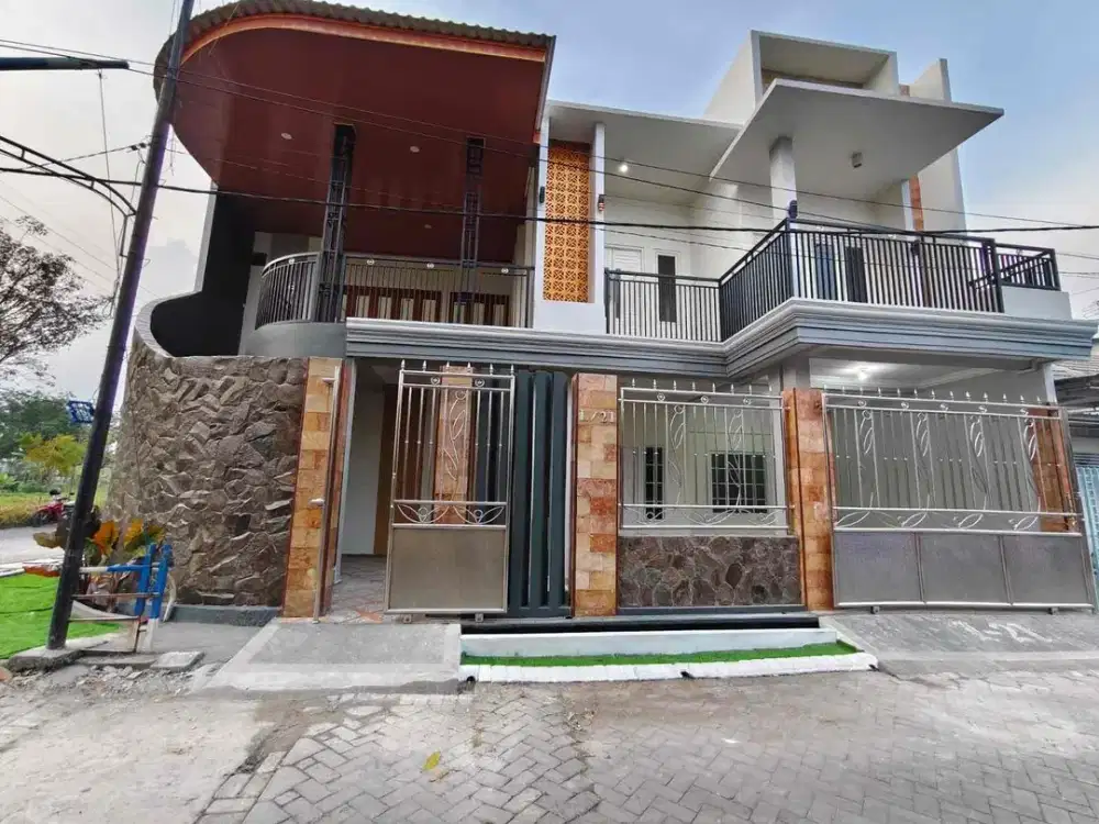 JUAL RUMAH BESAR DUA LANTAI POJOKAN