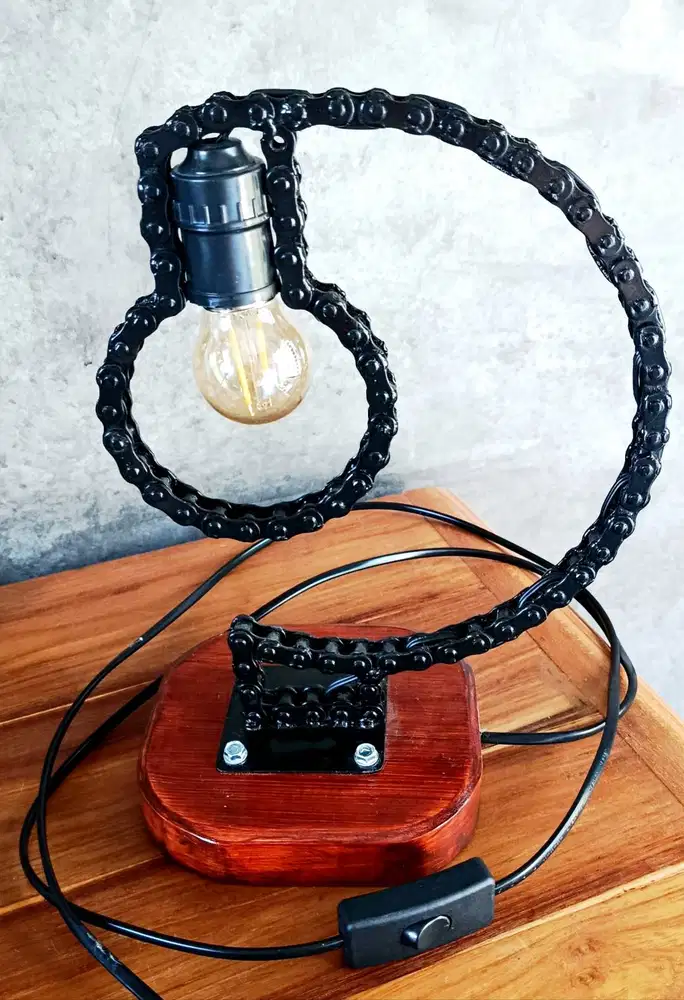 Lampu Meja Unik dari Rantai Sepeda / Lampu Tidur Kerja Industrial