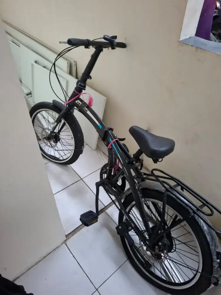 Sepeda lipat warna hitam