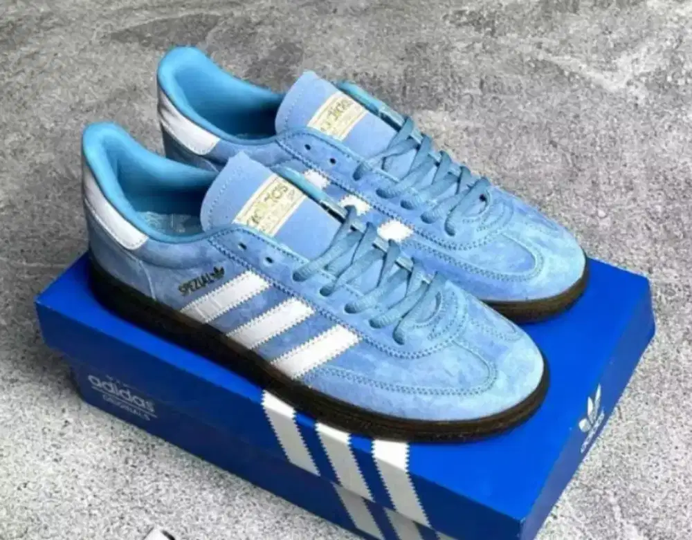 Sepatu Adidas spesial