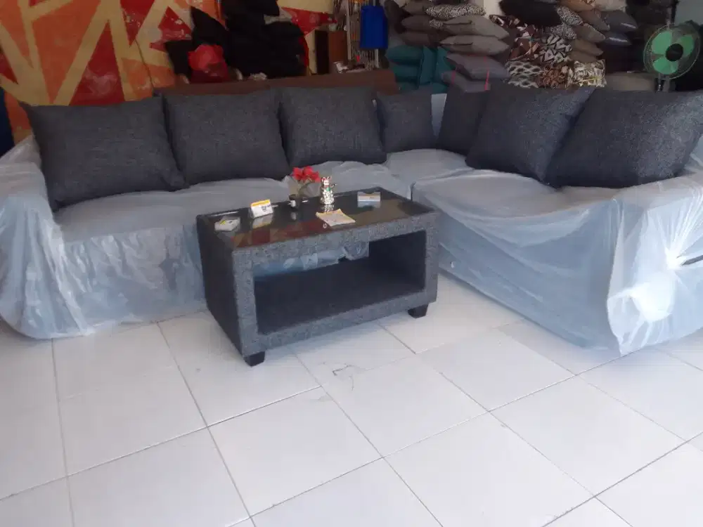 Sofa L sudut belongsong warna abu2 tua + meja bunus bantal 5 kecil 2