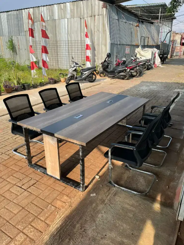 Meja rapat kantor