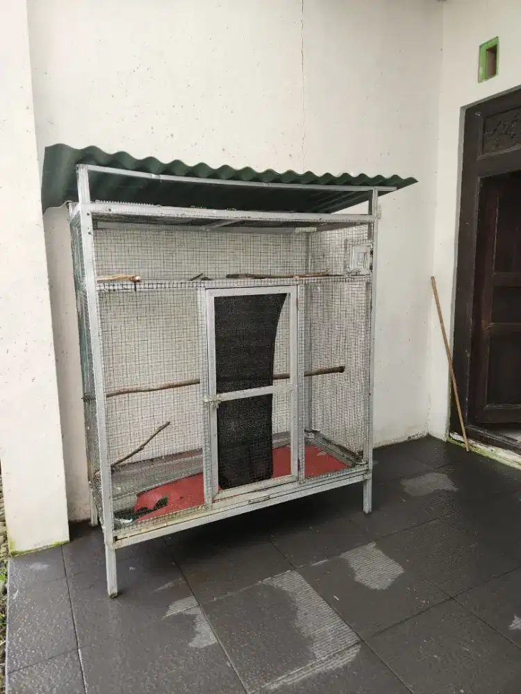 Kandang bekas burung