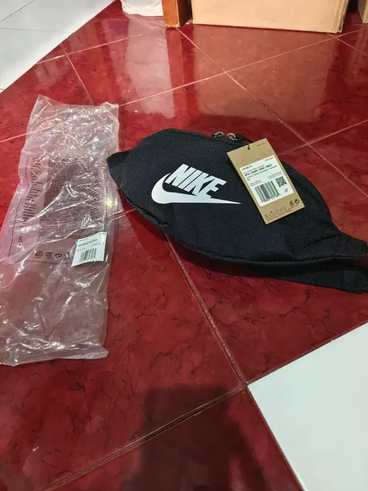 Waist Bag Pria Nike Black Original Resmi Kondisi Baru