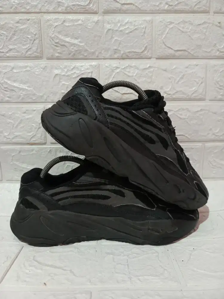 Adidas Yeezy boost 700 v2 Vanta