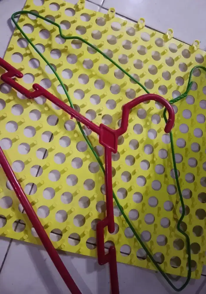 Hanger second bekas pajangan toko