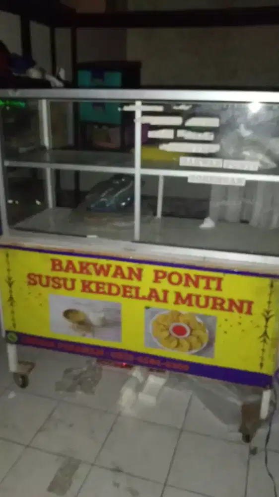 Dijual murah  etalase kaca + kaki ada rodanya .. edisi bersih2