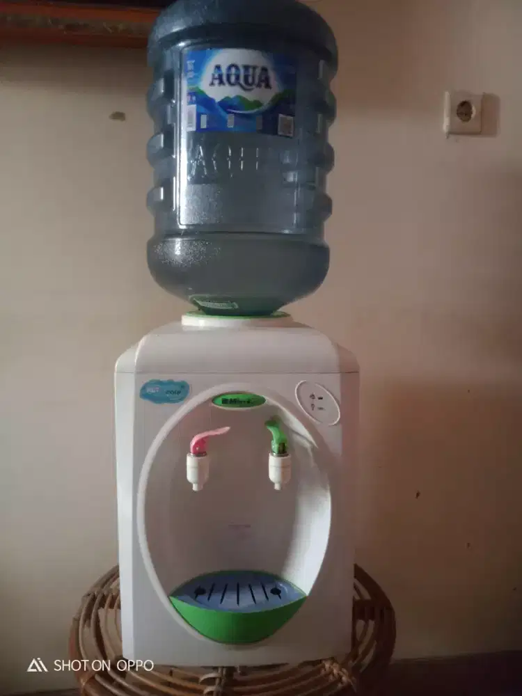 Dijual dispenser hot n cool+ meja+3 galon Aqua  merk Miyako