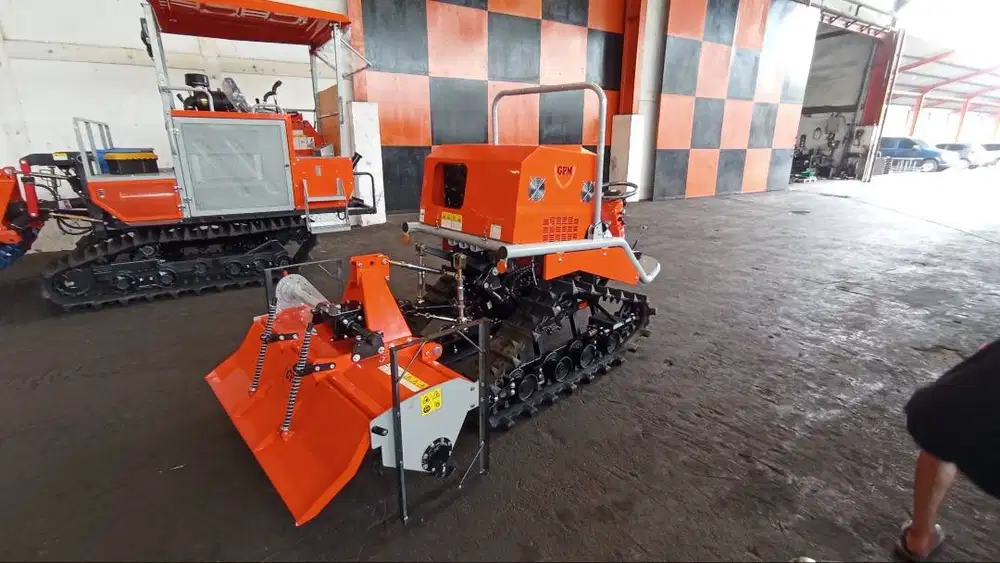 Traktor Mini Crawler 25 HP untuk Lahan Berlumpur Sawah Berbukit Kebun