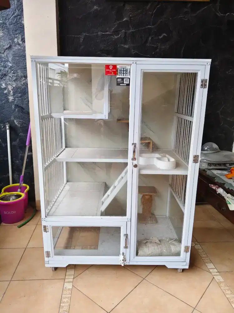Kandang kucing tingkat
