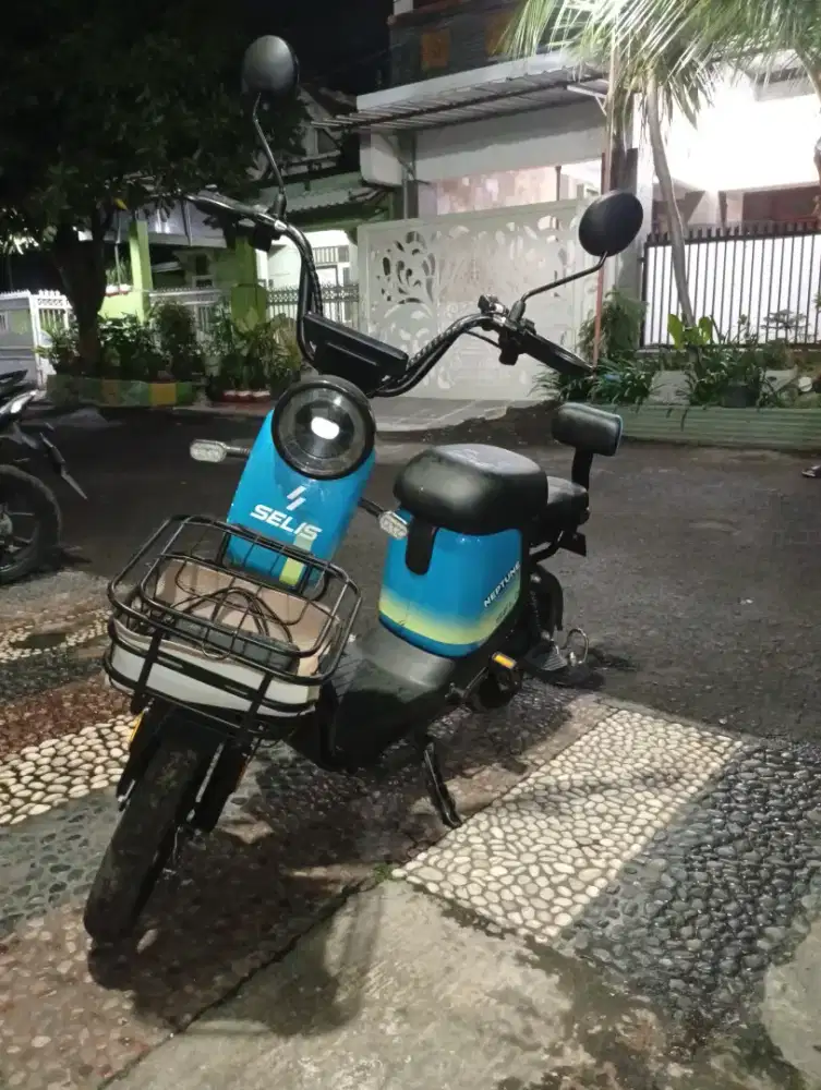 Sepeda motor listrik Selis model neptune biru