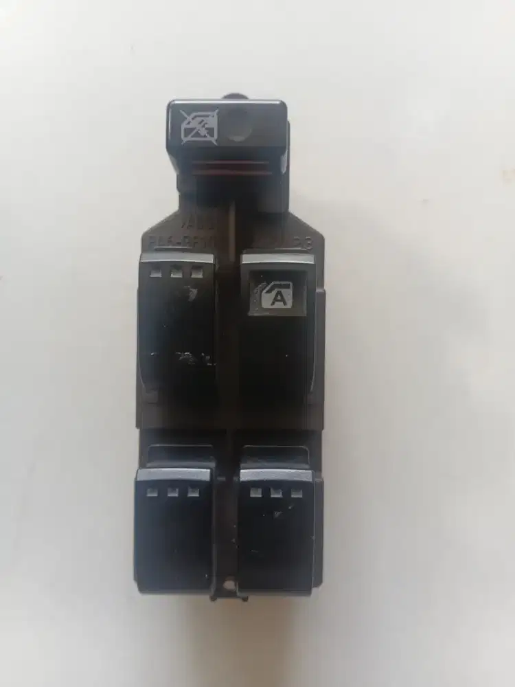Tombol power window mobil