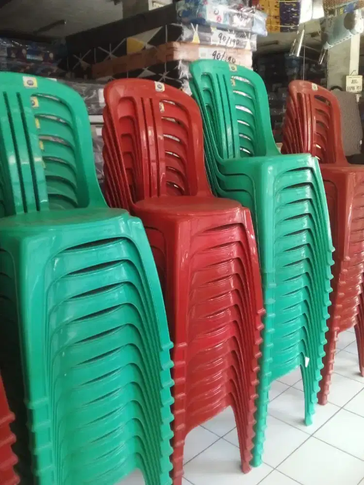 Kursi plastik sandaran