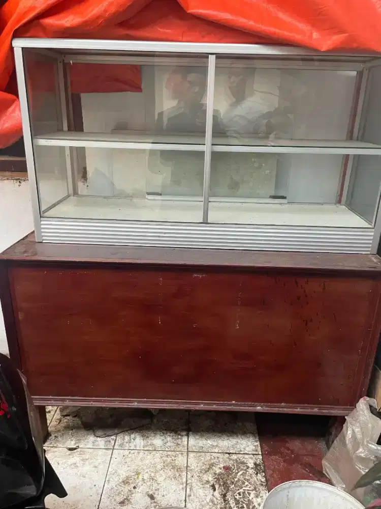 Di jual etalase Kaca