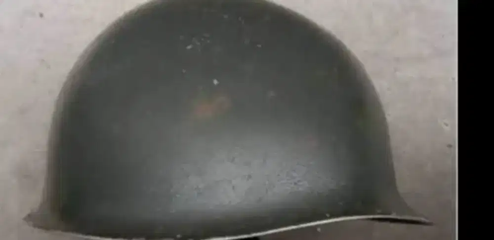 Helm tentara jadul besi