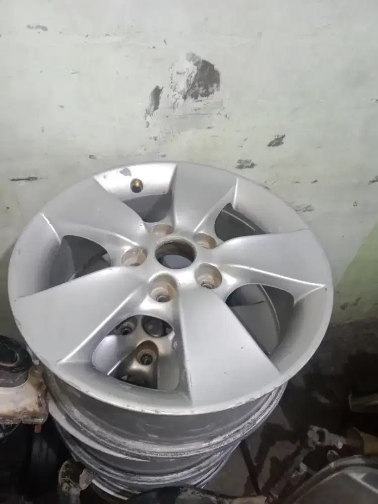 Velg R15 Orisinal, kondisi mulus & siap pakai. Harga nego tipis!