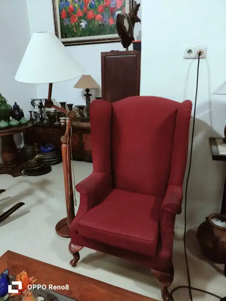 Standing lamp n sofa merah
