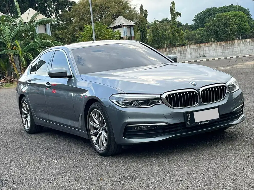 TERMURAHH!! BMW 520i G30 AT GREY 2020