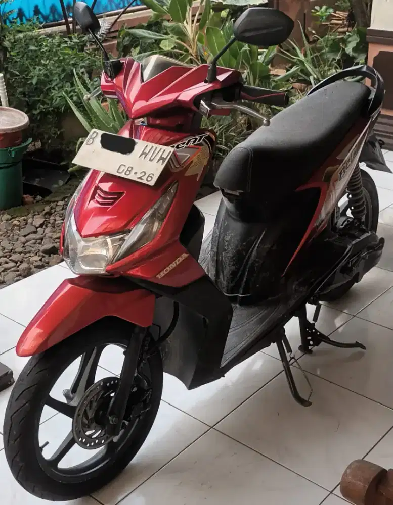 Honda Beat Karbu warna Merah tahun 2011.