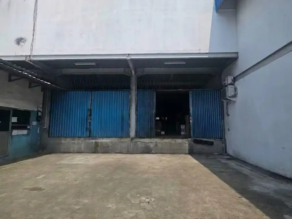Disewakan Gudang Bagus Dengan Akses Jalan Utama Luas Bangunan 800m² di Bekasi Barat