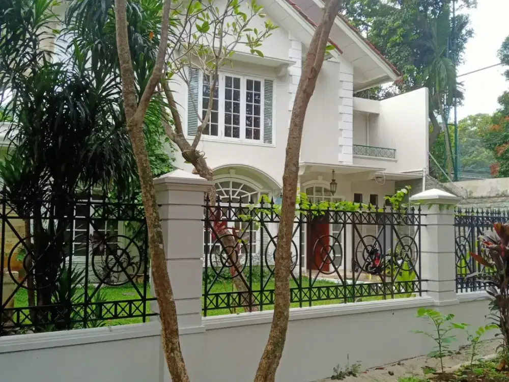 Dijual Rumah Mewah Strategis dengan Halaman Luas Ada Swimming Pool dan Ruang Kerja Dekat Cilandak Town Square di Cilandak Jaksel Fr-16374