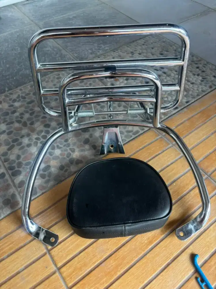 Dijual , Aksesoris Vespa Matic, Foot Step dan Senderan Jok Belakang.