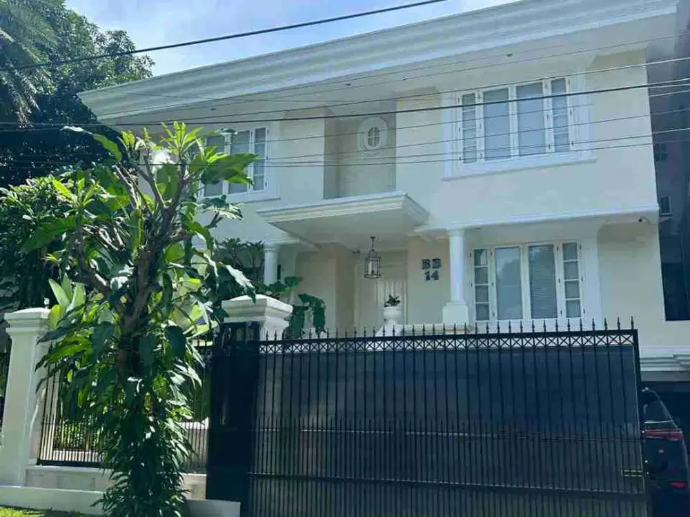 Rumah mewah bergaya classic siap huni lokasi premium Pondok indah