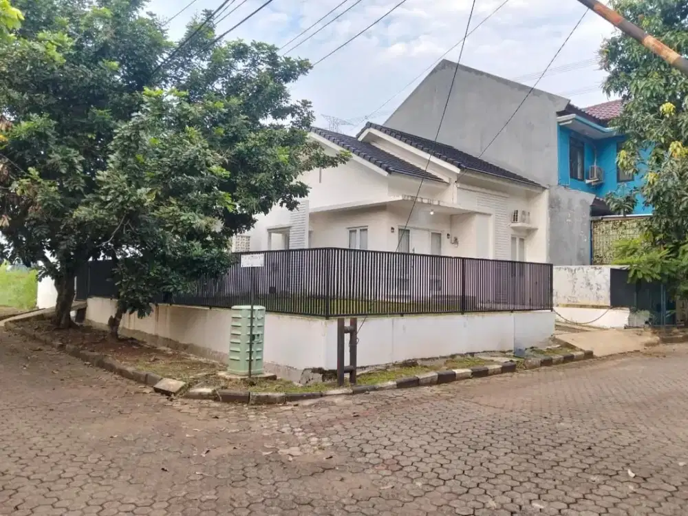 Rumah Hook 1 Lantai di Cinere dengan Halaman Luas Dekat ke Tol Limo