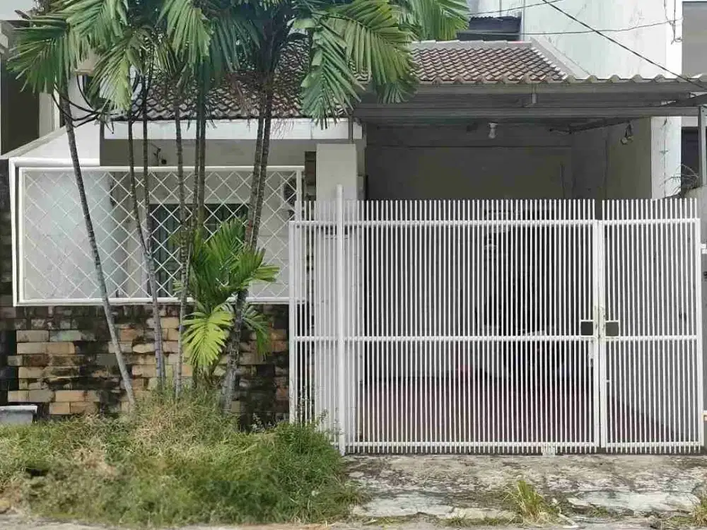Rumah rapih 1,5 lantai row jalan 2 mobil disewakan lokasi favorit Sunter Jakarta Utara