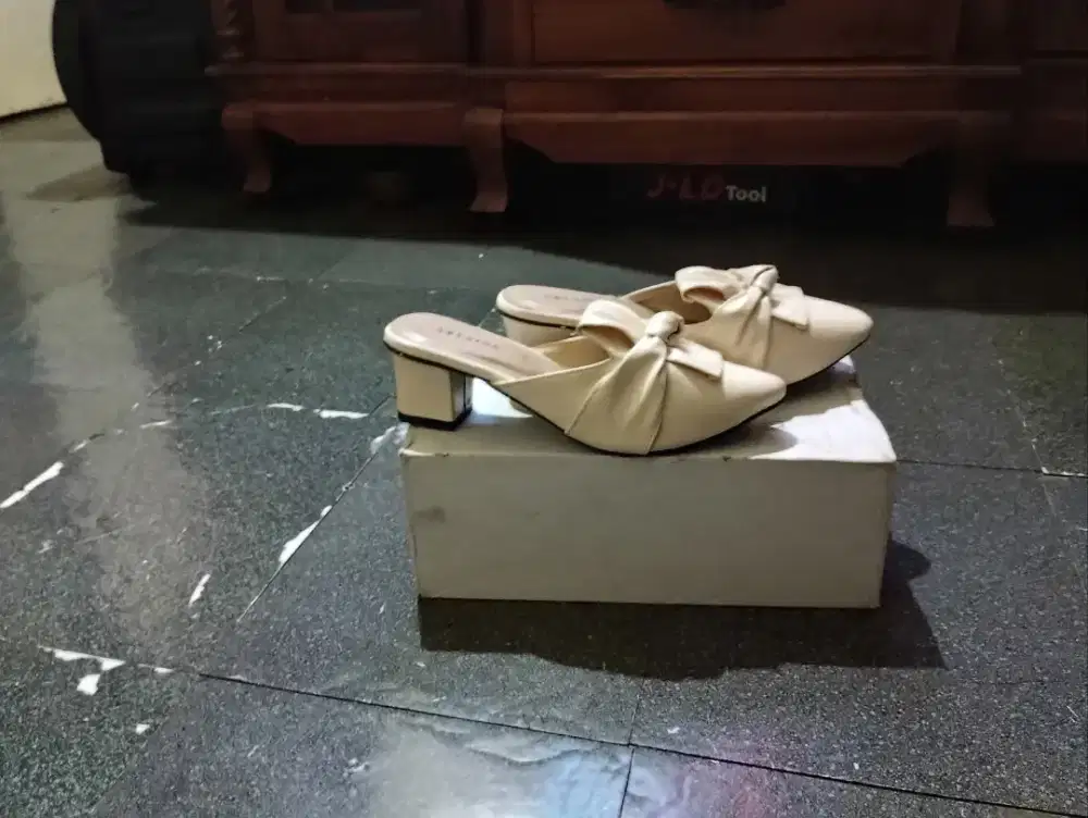 Merk : SELLYNE sandal Heels wanita balok pita