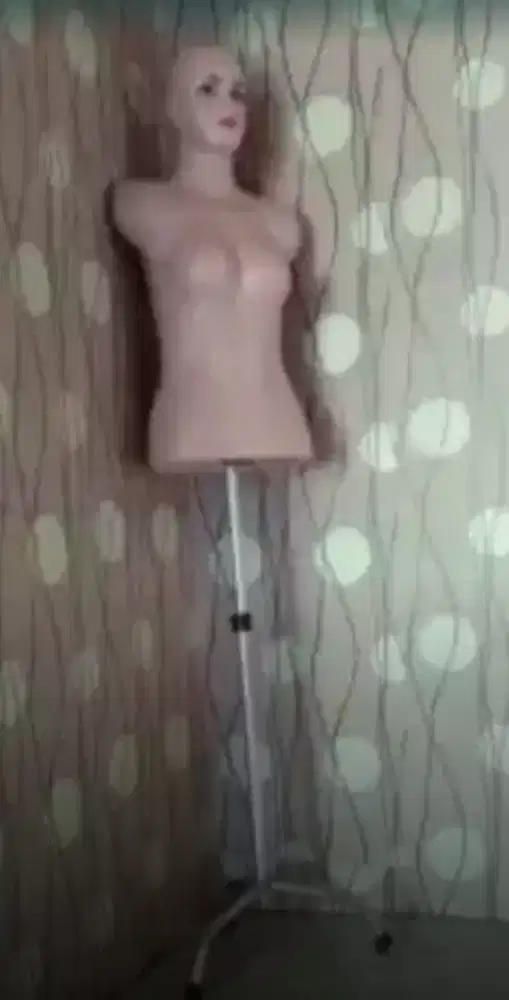 Boneka manakin pakaian