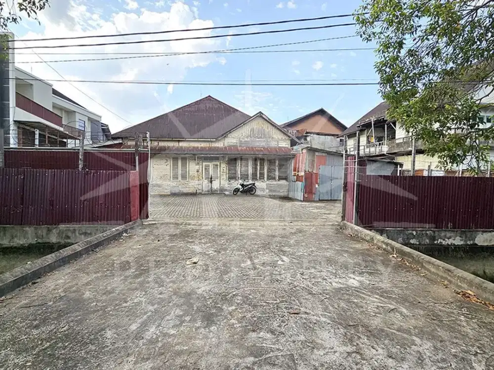 Sewa Rumah Strategis dengan Lahan Luas, Cocok Usaha Kafe/Kantor