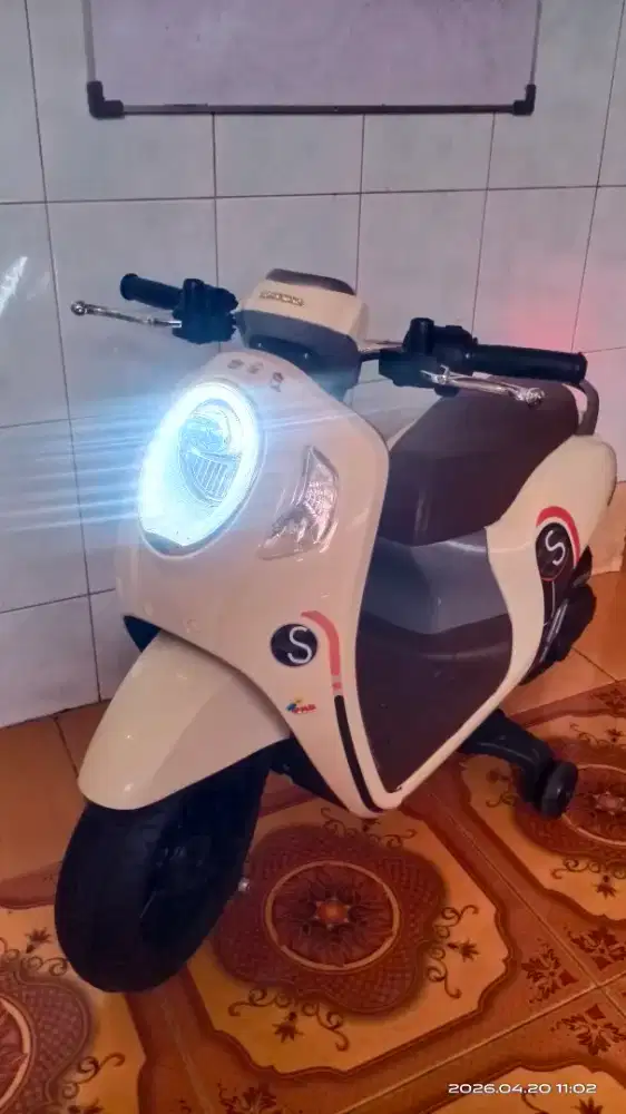 Motor mainan aki scoopy