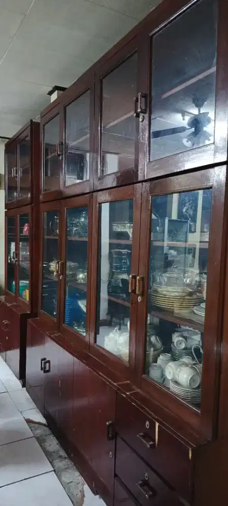 LEMARI KACA KAYU