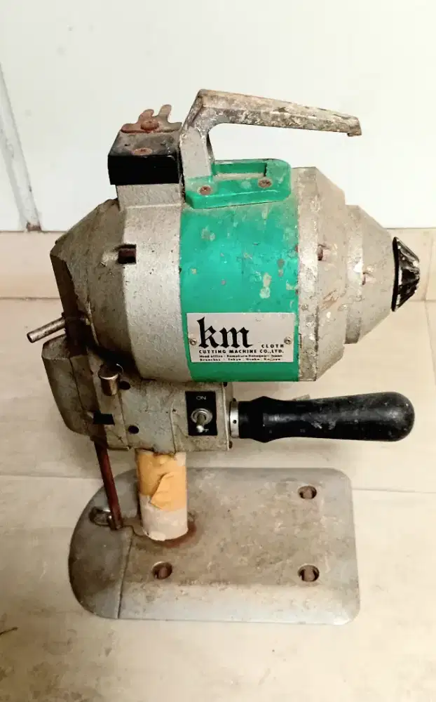 Mesin Potong Bahan Kain Tegak merk KM