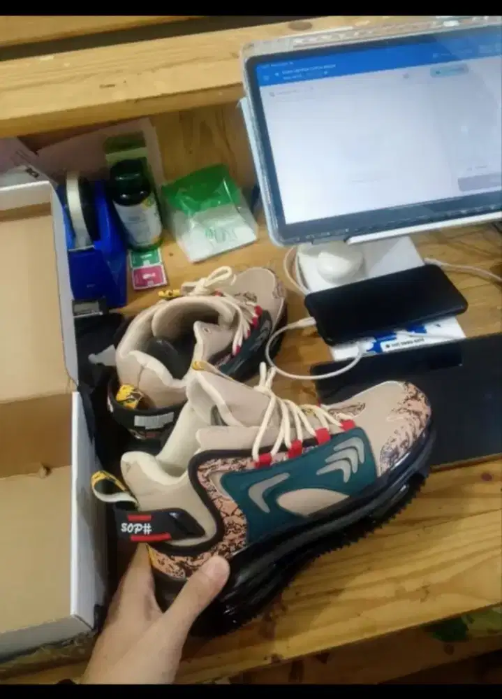 Sepatu running dan tas tablet