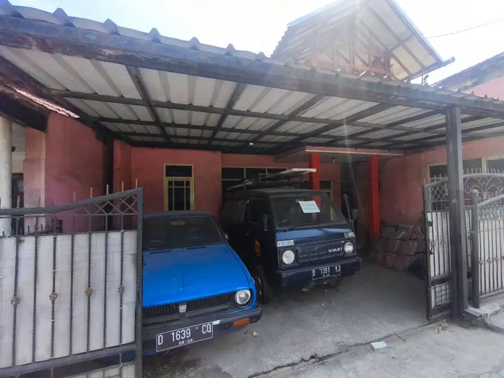 dijual rumah samping jalan dengan lantai 2