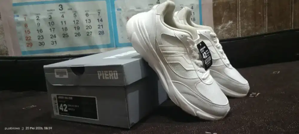 Sepatu sneakers Piero size 42