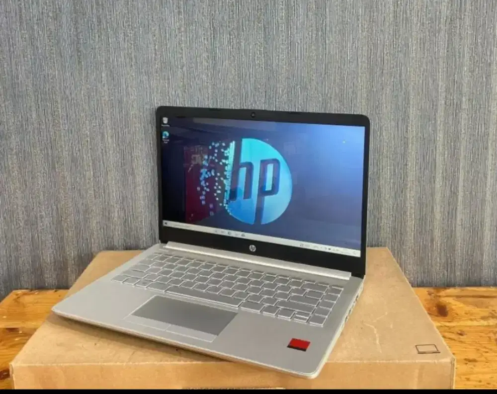 HP 14s Slim Core i7 8565U Radeon Graphics RAM 8 SSD 128 + HDD 1 TB