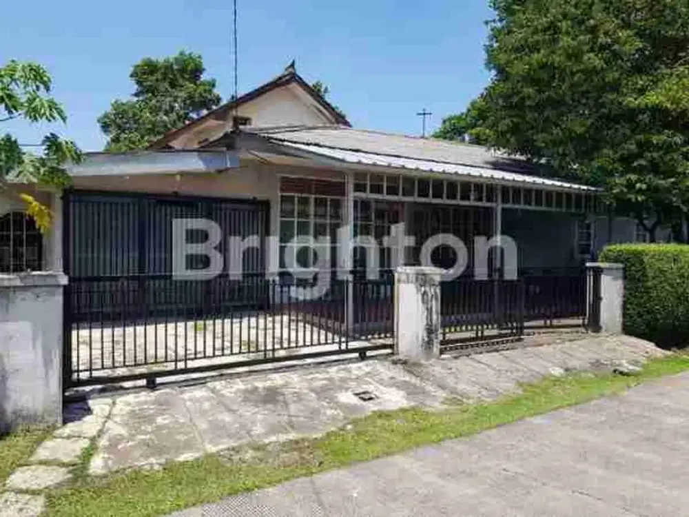 RUMAH LOKASI HOOK HALAMAN LUAS COCOK UNTUK HUNIAN ATAU USAHA