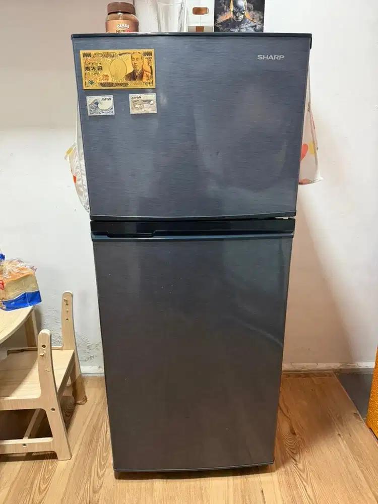 Kulkas 2 pintu SHARP model SJ-195