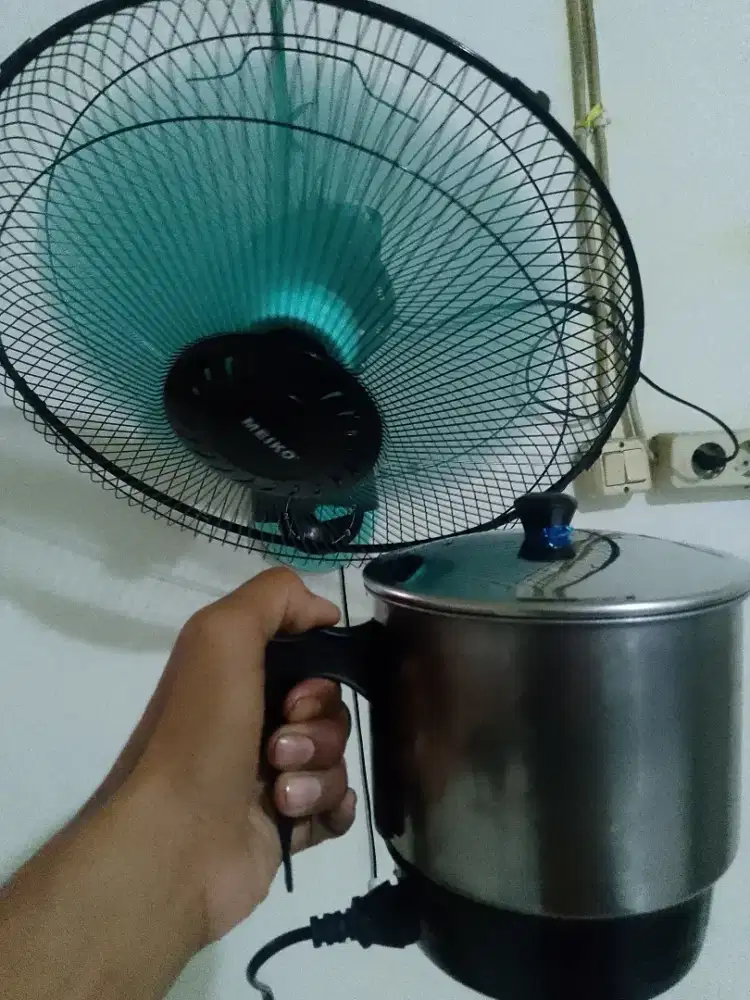 Kipas angin dinding dan teko listrik