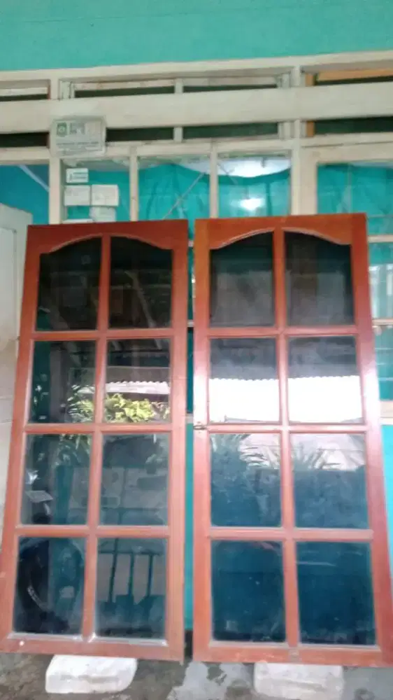 Daun jendela kayu meranti
