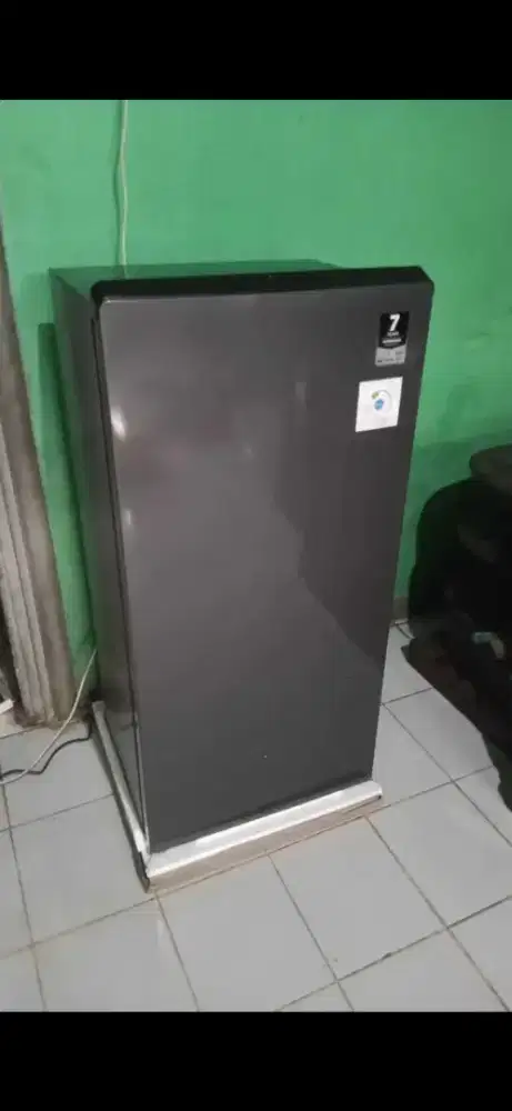 Kulkas 1 pintu Aqua D205 black