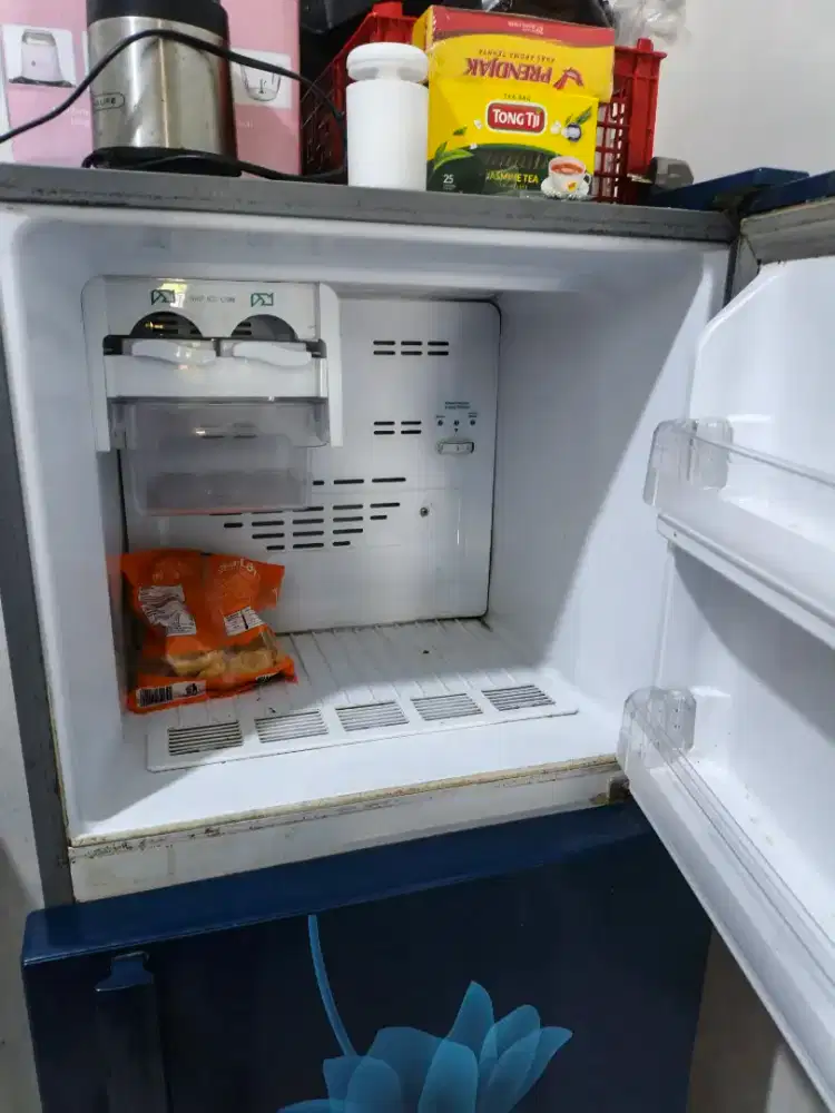 Dijual kulkas merek sharap