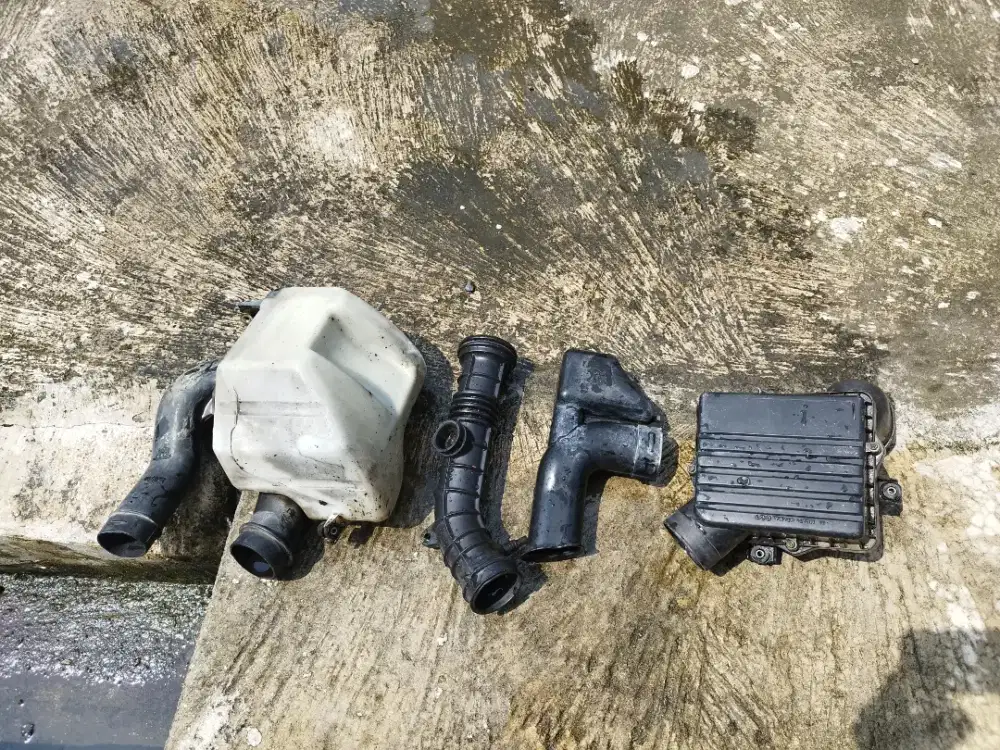 Belalai udara dan tabung box filter udara